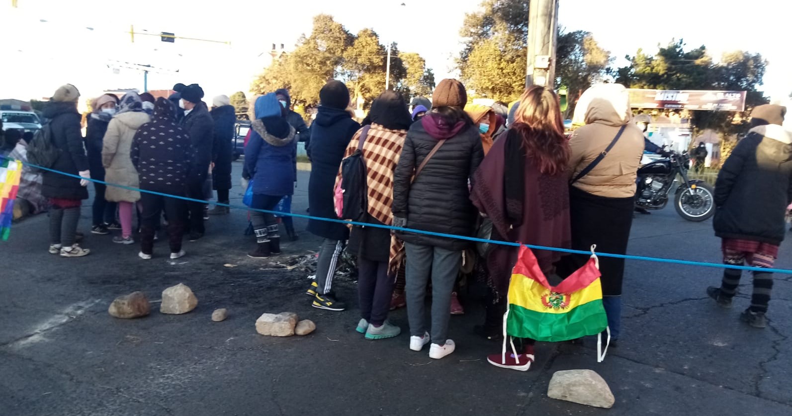 Padres de familia cumplen el bloqueo de las mil esquinas en la ciudad de El Alto