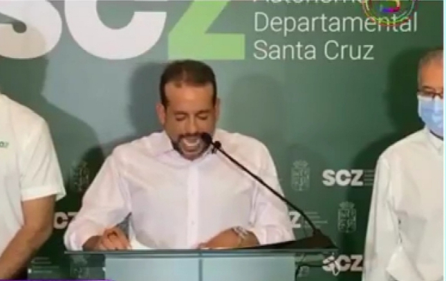 Denuncian que Camacho debe más de Bs 100 millones a empresas camineras en Santa Cruz