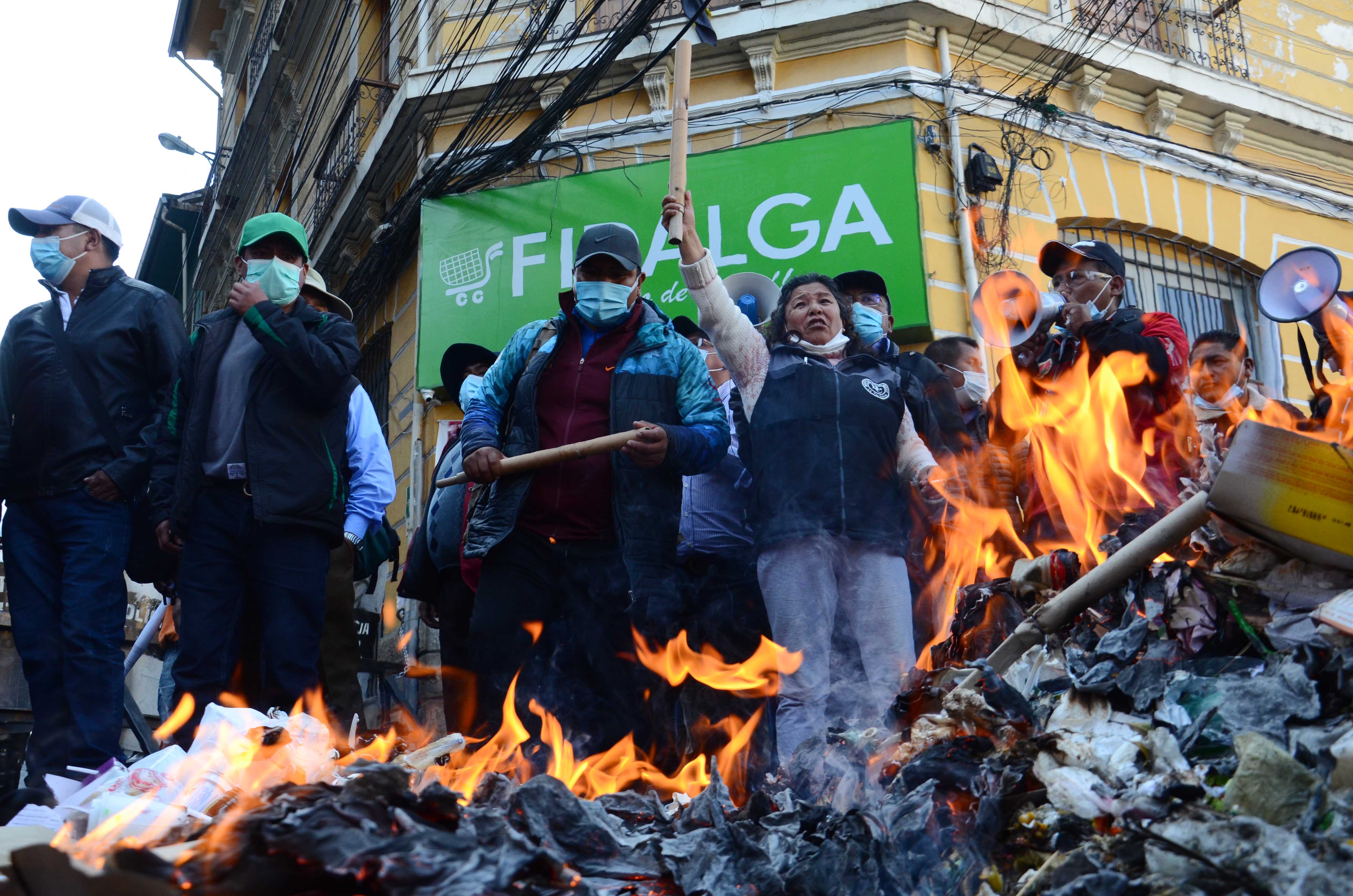 Trabajadores en Salud exigen al Gobernador Santos Quispe cese despidos y rechazan ofrecimiento de un boliviano de refrigerio 