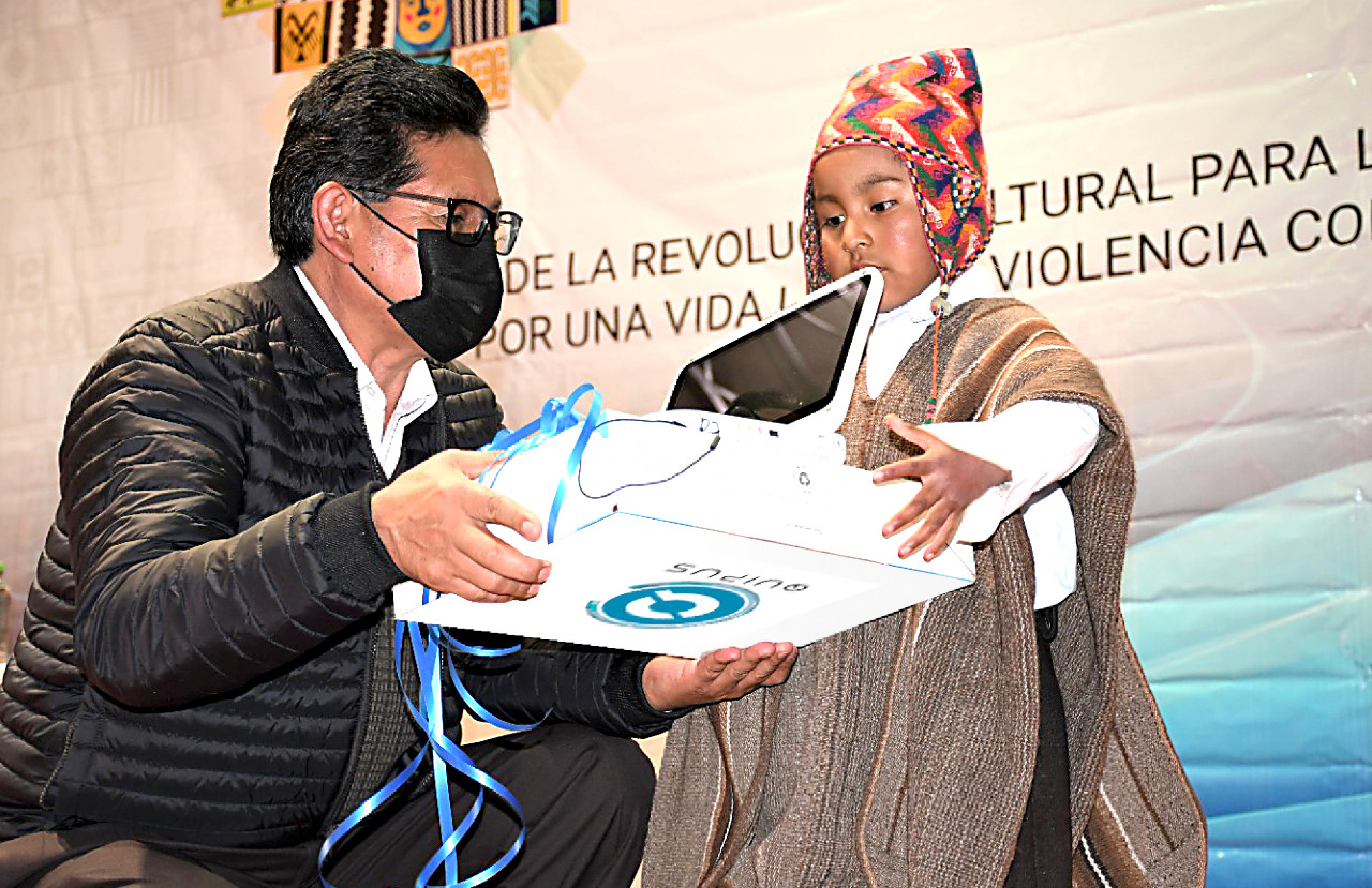 Nueve niñas y niños que participaron del concurso “Mis derechos en verso” son premiados