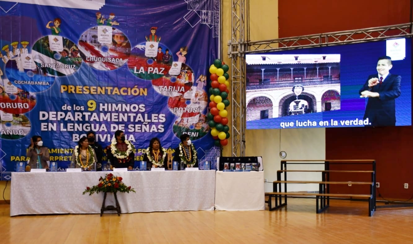Estudiantes con discapacidad auditiva interpretan por primera vez los nueve himnos departamentales en lengua de señas