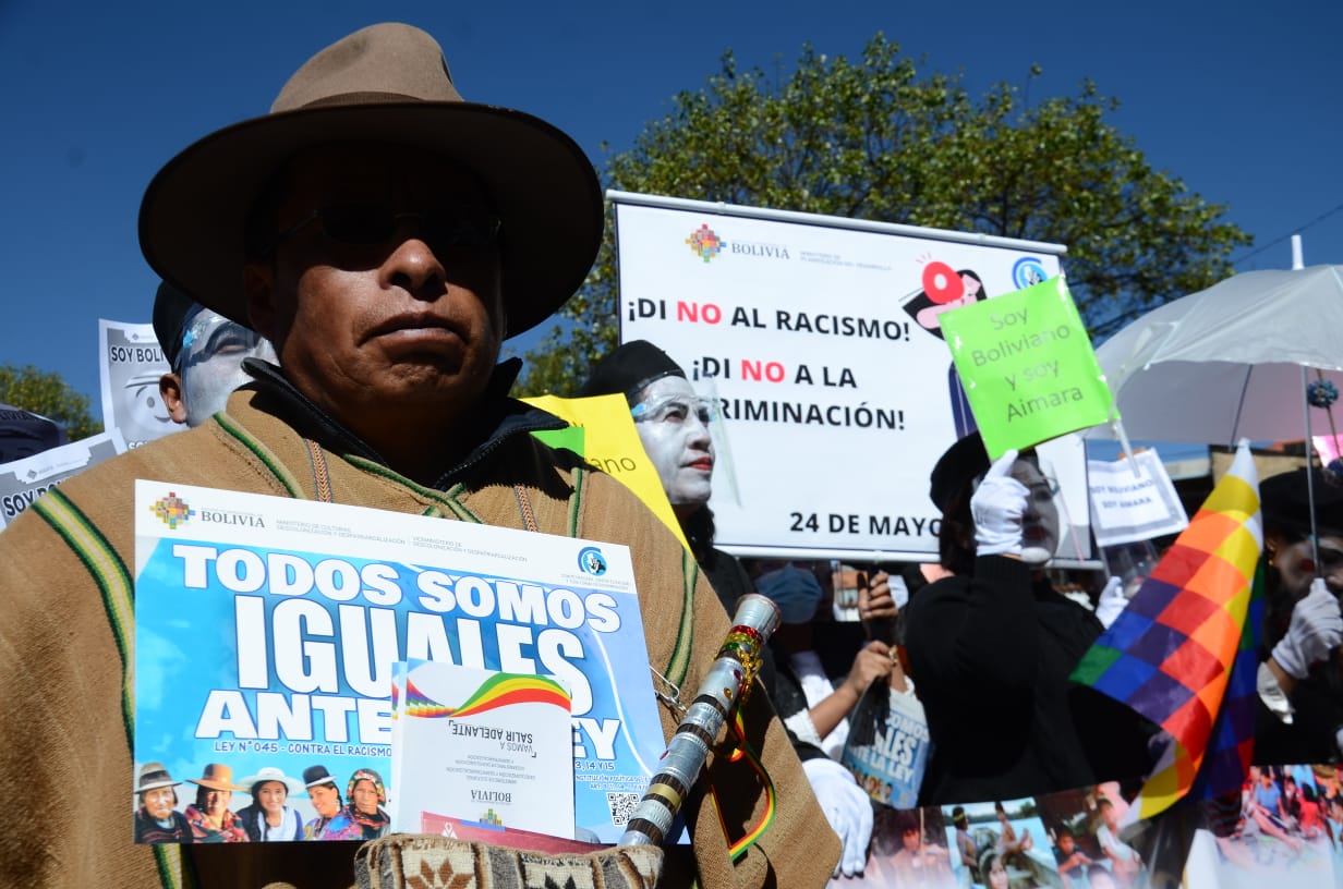Marcha masiva en el centro paceño dice no al racismo y la discriminación en Bolivia 