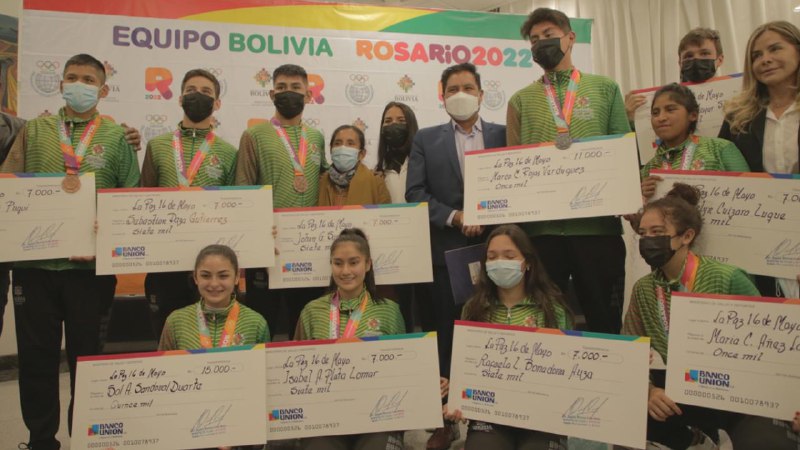 Presidente entrega incentivo económico a jóvenes medallistas de los III Juegos Suramericanos 