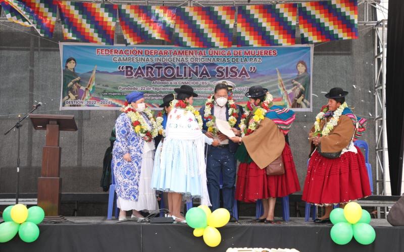 Presidente Arce recibe proyecto de ley para proteger la identidad de la mujer de pollera