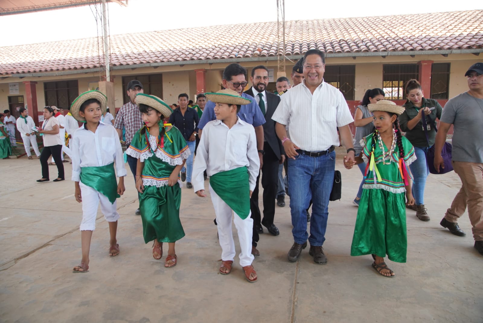 Presidente entrega una unidad educativa y una cancha en Trinidad
