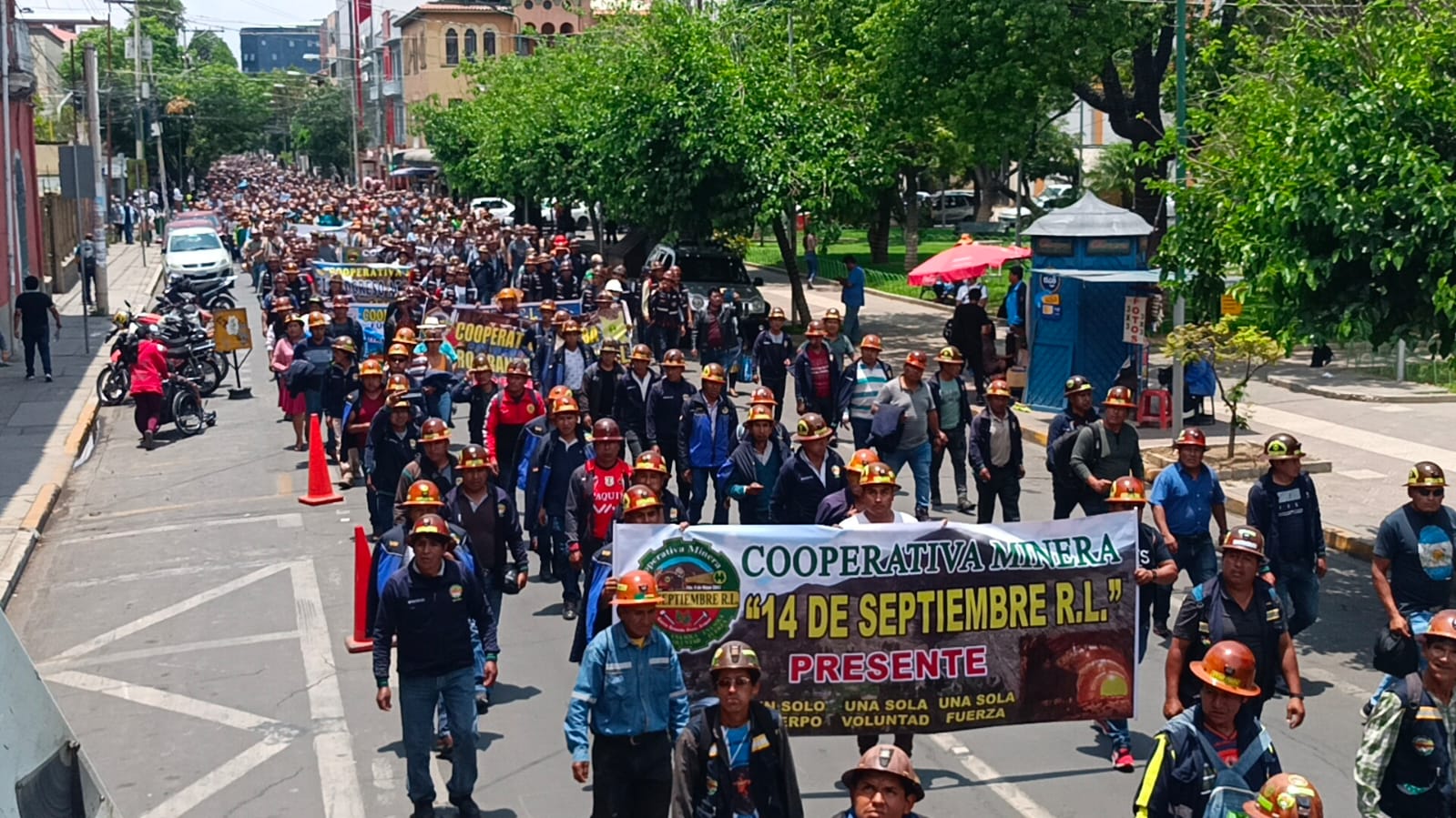 Marcha multitudinaria de cooperativistas mineros respalda a Arce y demanda respeto a la democracia 