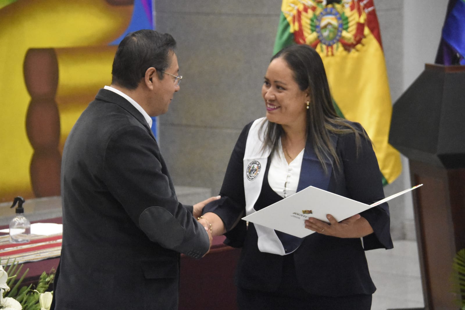 Arce pide formar estudiantes de excelencia en el inicio de la entrega de títulos a más 2.800 maestros del país 