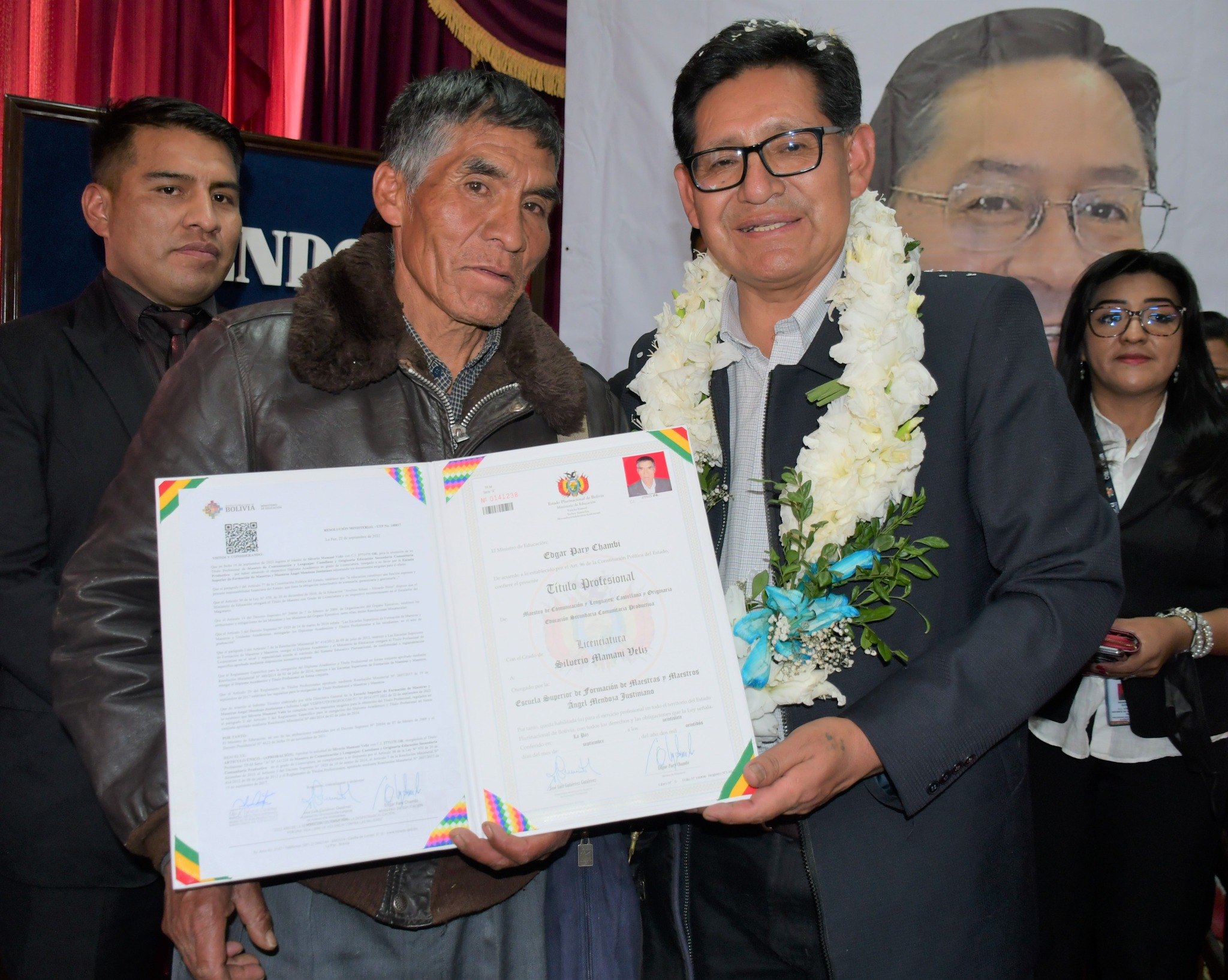 Educación entrega 434 títulos de licenciatura de PROFOCOM - SEP a maestros de Oruro y La Paz