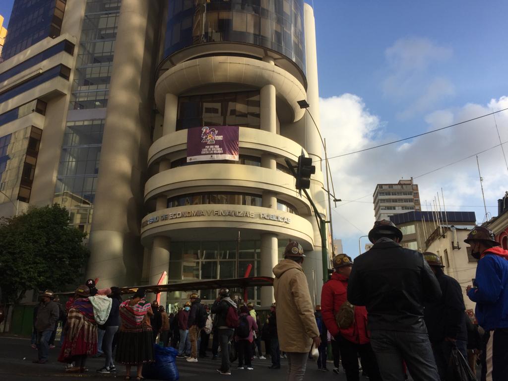 Mineros auríferos bloquean el centro de la ciudad de La Paz