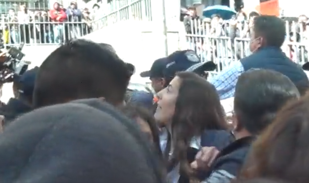 Agreden a la concejala Pérez del Castillo al ingresar a la Asamblea de la Paceñidad