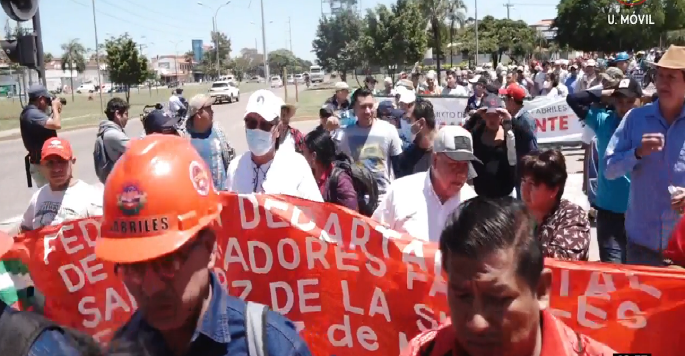 Fabriles cruceños exigen respeto a su derecho al trabajo y suspender el paro indefinido