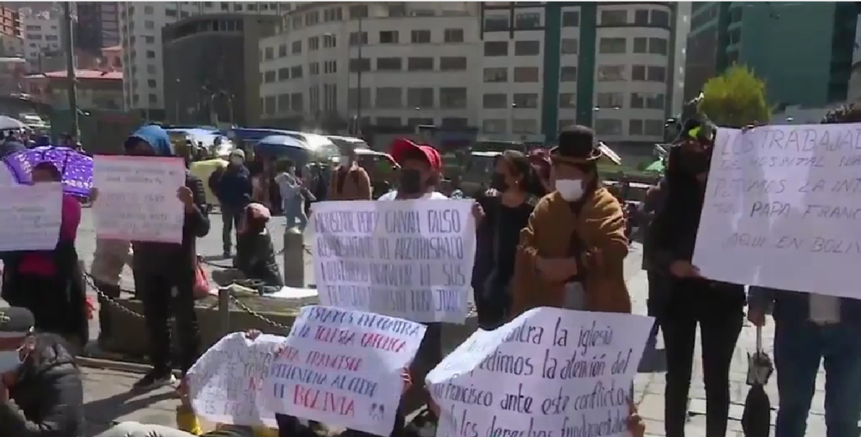 Extrabajadores del Hospital San Juan XXIII exigen en la iglesia de San Francisco pago de salarios