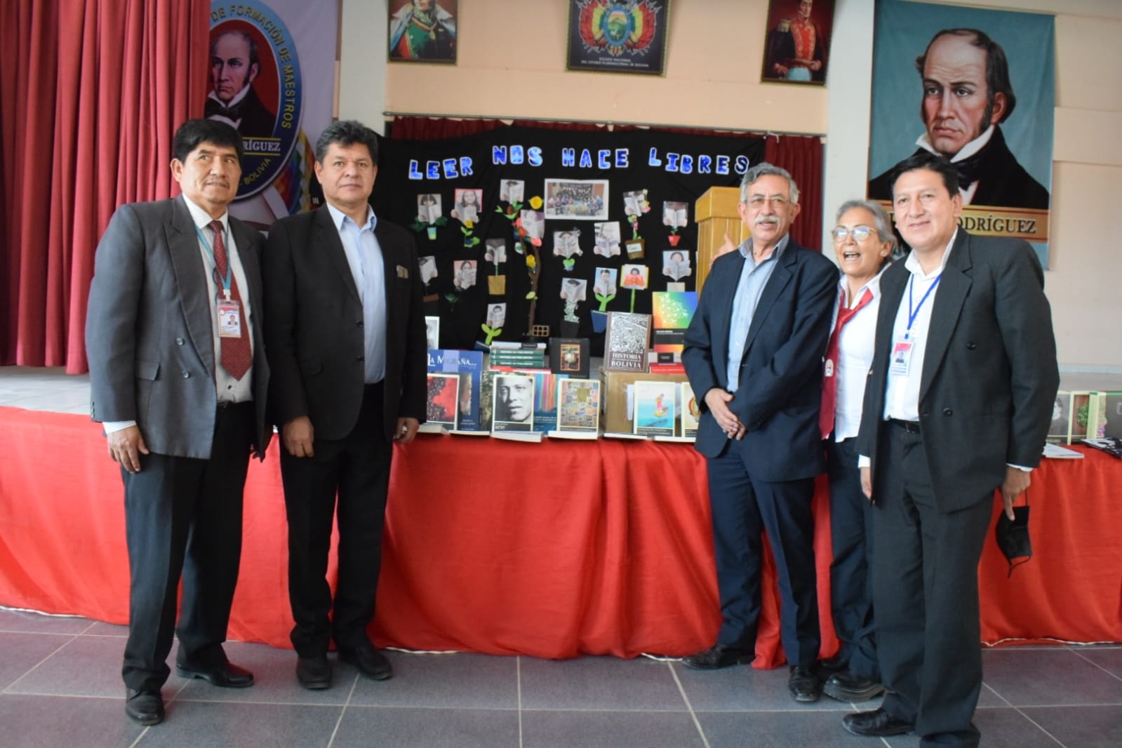 Vicepresidencia dona libros a la Escuela Superior de Formación de Maestros “Simón Rodríguez” de Cochabamba