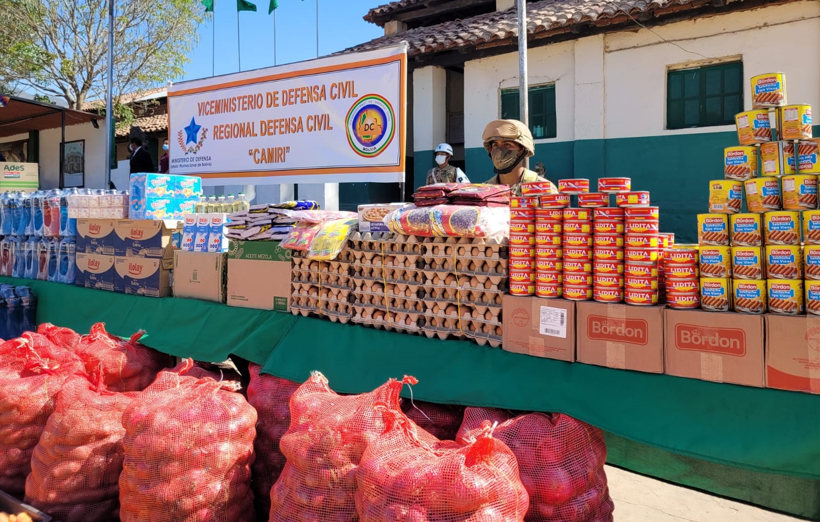 Gobierno entrega de 9,2 toneladas de alimentos a los voluntarios y militares que combaten incendios en Camiri y Yacuiba