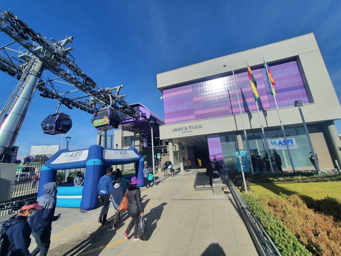 Línea Morada del teleférico celebra cuatro años de transportar por cable con seguridad y eficiencia a millones de paceños