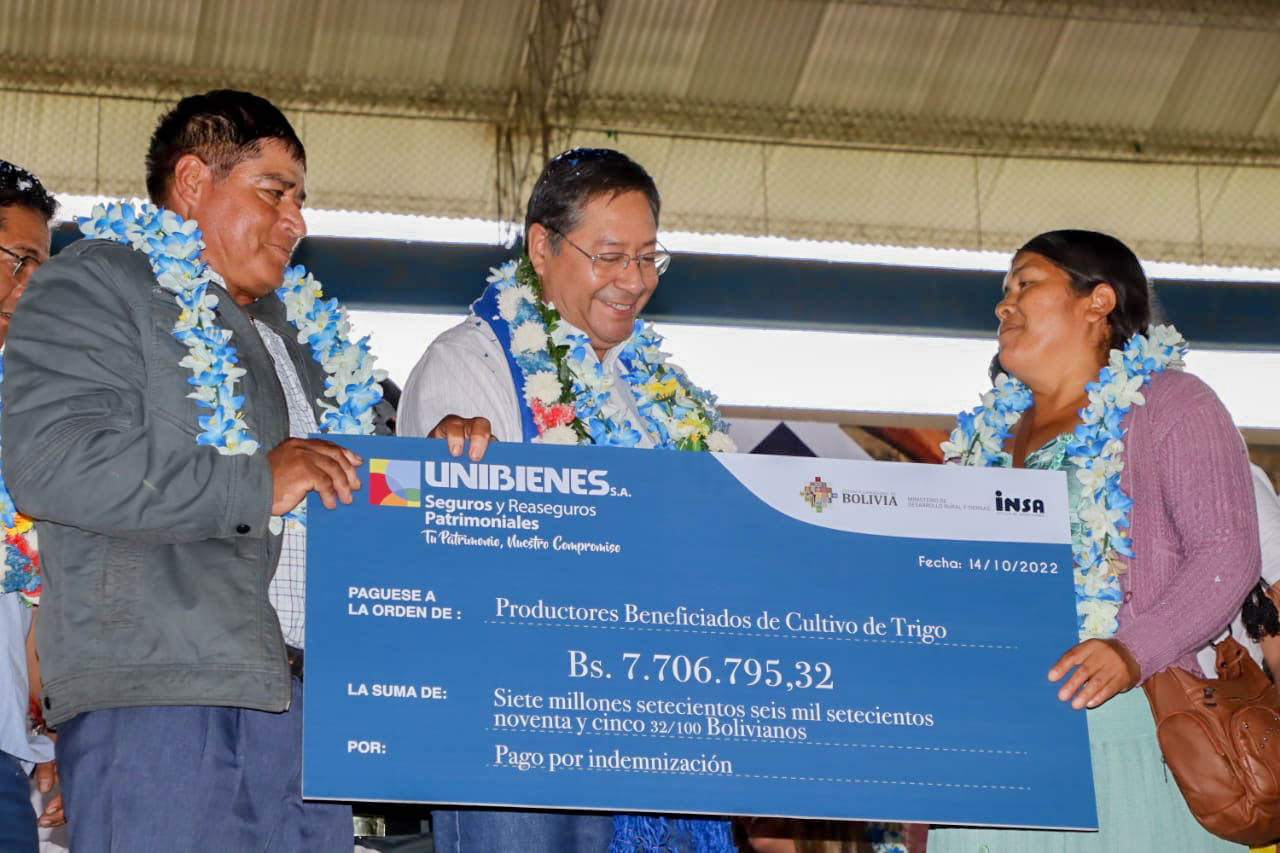 Arce entrega cheque por más de Bs 7,7 millones para indemnizar a agricultores de cinco municipios cruceños