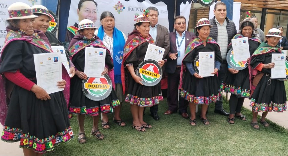 Educación certifica a 51 tejedoras jalq’as y confeccionistas de polleras