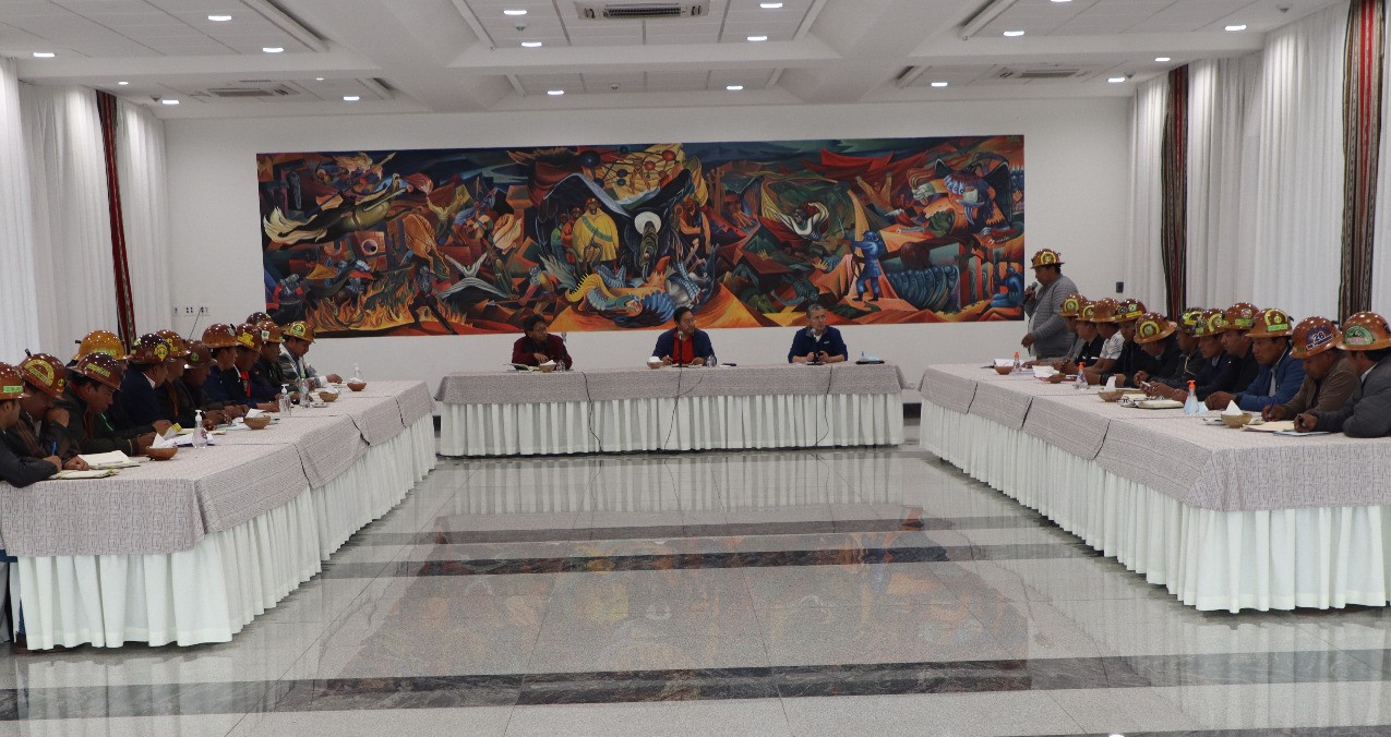 Presidente se reúne con cooperativistas mineros de La Paz