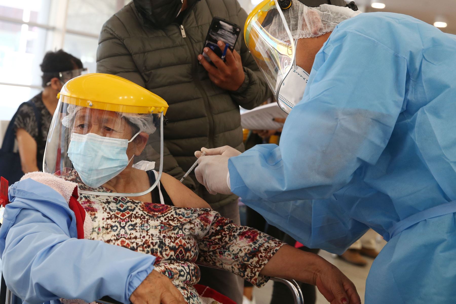 Perú espera vacunar contra el COVID-19 a 5 millones de sus habitantes hasta julio próximo