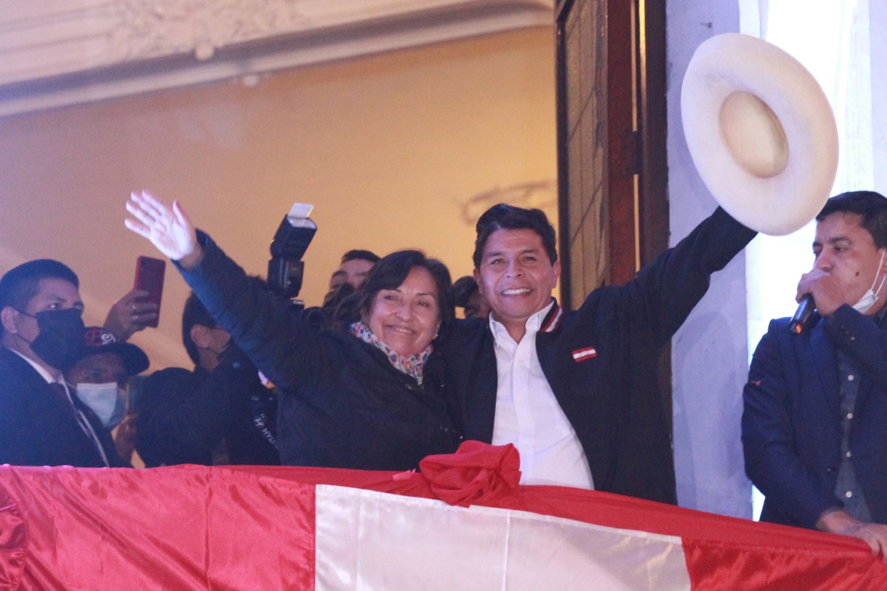 Pedro Castillo y Dina Boluarte, las nuevas autoridades que toman las riendas de Perú