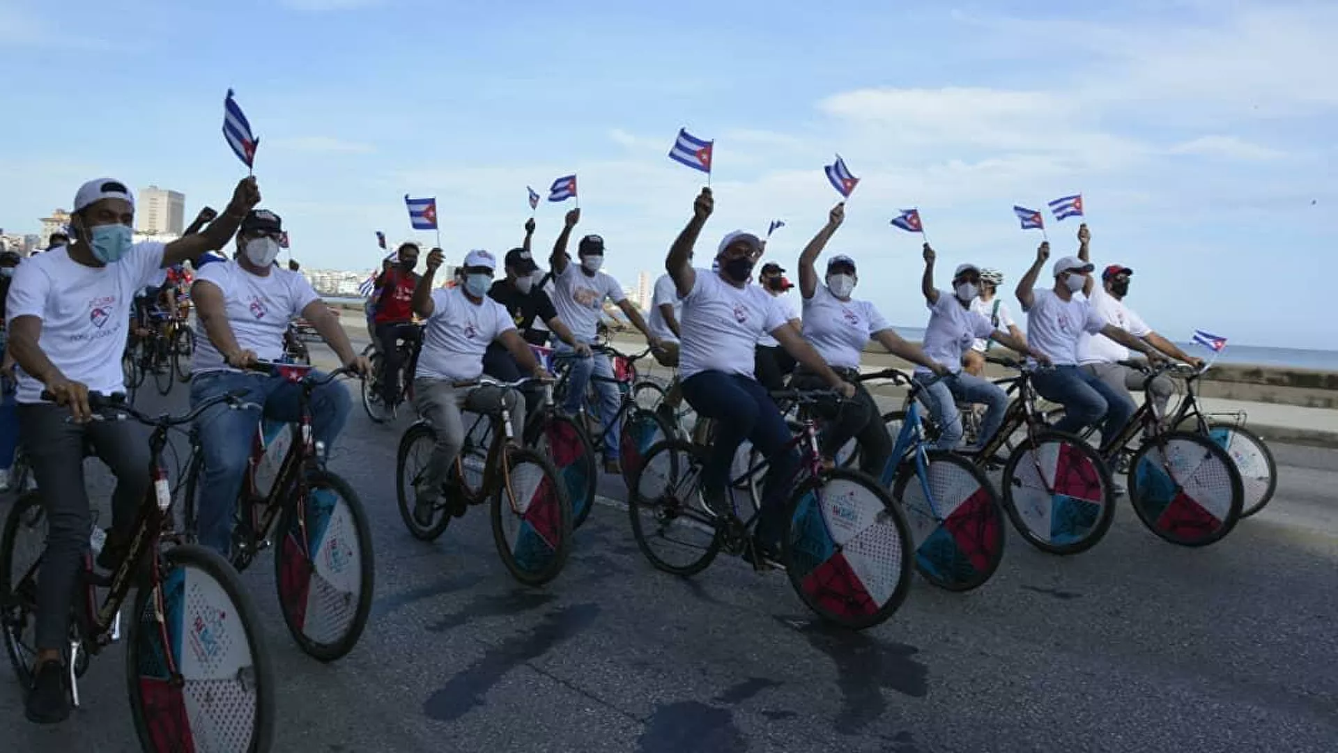 Jóvenes cubanos marchan en bicicleta en apoyo a la Revolución