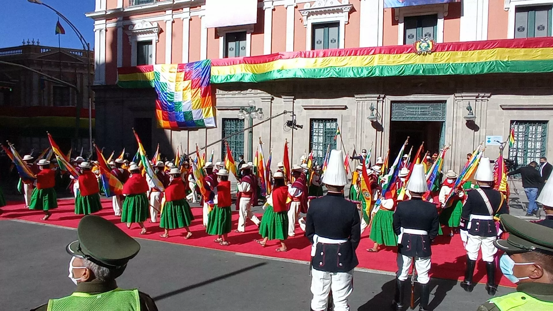 El color del pueblo y la condena al golpe en el festejo de la independencia de Bolivia
