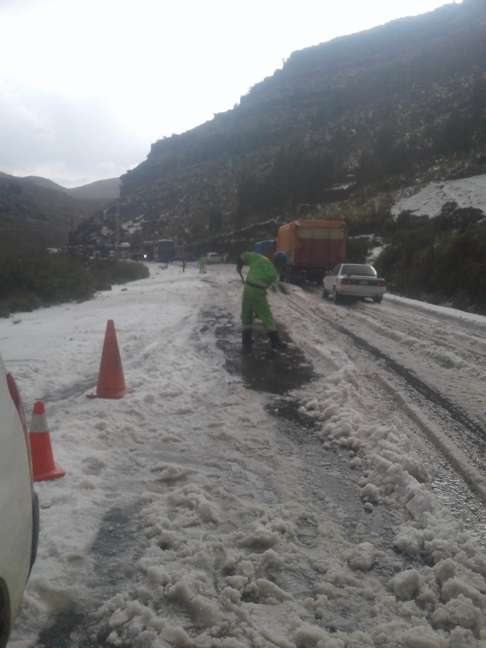 Cierran carretera Oruro-Cochabamba por fuerte granizada que cubrió la plataforma