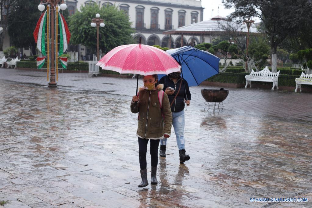 Huracán Nora, de categoría 1, toca tierra en occidente de México