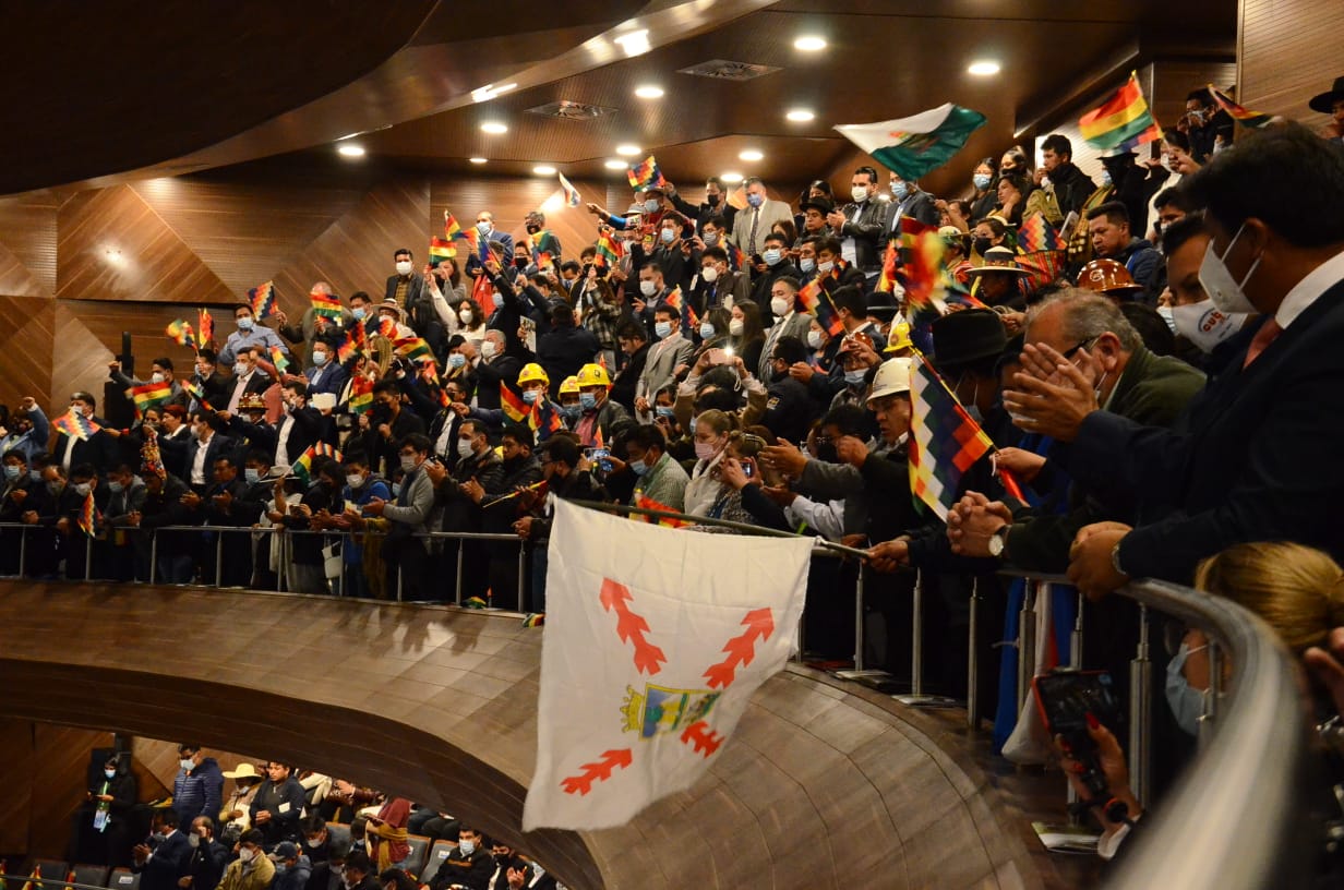 Analista califica de “irrespetuosos e infantiles” a legisladores que interrumpieron el informe presidencial