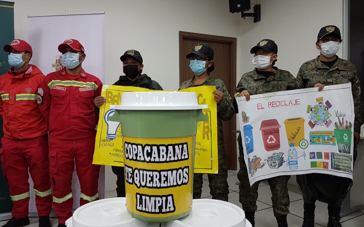 Día de la Madre Tierra: Policía Boliviana realiza campañas de limpieza en todo el país