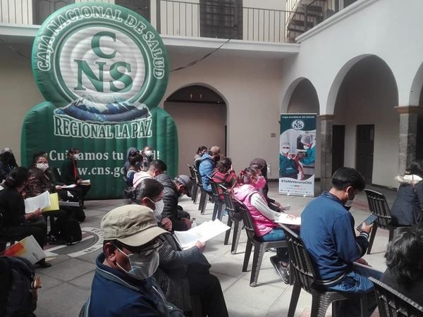 CNS Regional La Paz inmuniza en tres puntos a maestros urbanos y trabajadores municipales