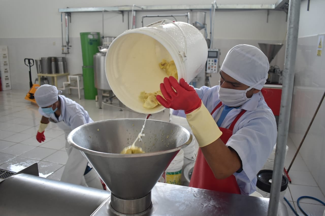 Gobierno amplía una planta procesadora de frutas tropicales en Cochabamba