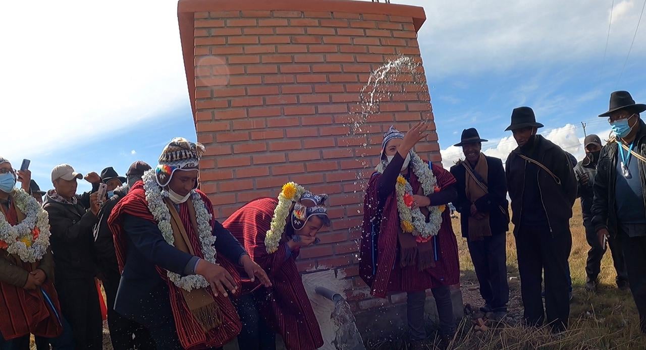 Gobierno entrega sistemas de agua subterránea a los agricultores de Pucarani