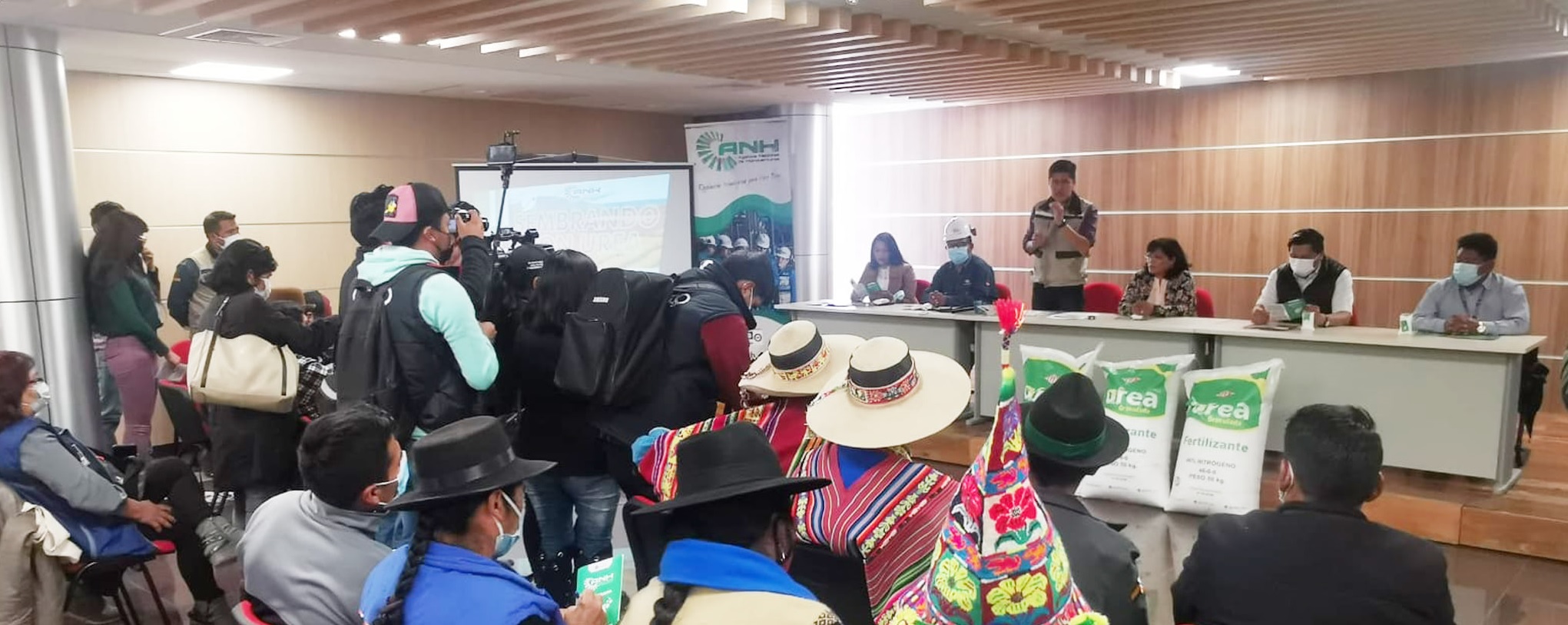 ANH socializa el “Programa sembrando con urea” con alcaldes, legisladores y organizaciones