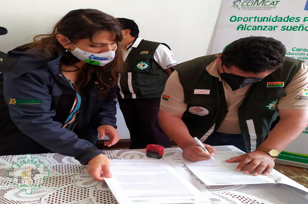 Senasag firma acuerdo para formar promotores veterinarios en sanidad animal