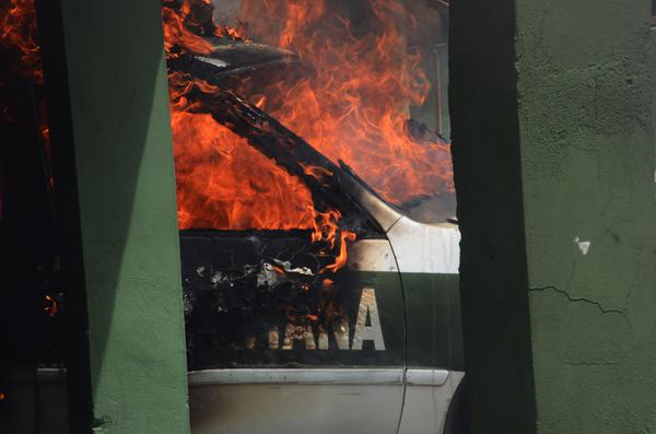 Confirman que cinco vehículos de la Policía fueron quemados por cocaleros afines a Lluta en Villa Fátima