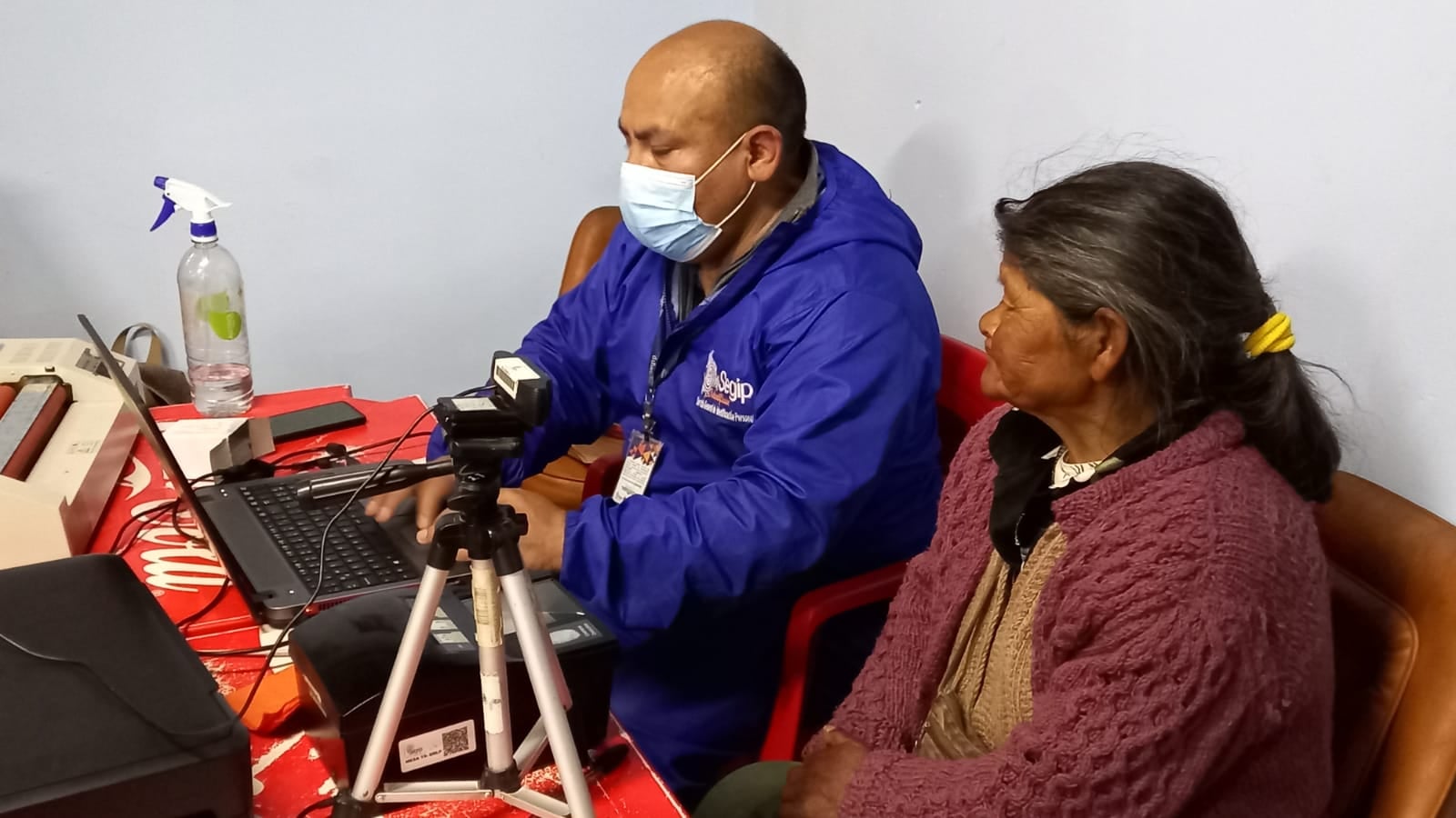 Entregan cédulas de identidad a personas adultas mayores en situación de vulnerabilidad