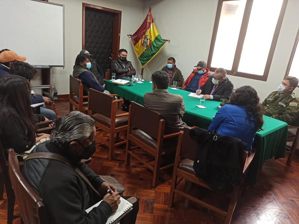 Viceministro Cox gestiona cuarto intermedio en el bloqueo de transportistas en la carretera de Caracollo