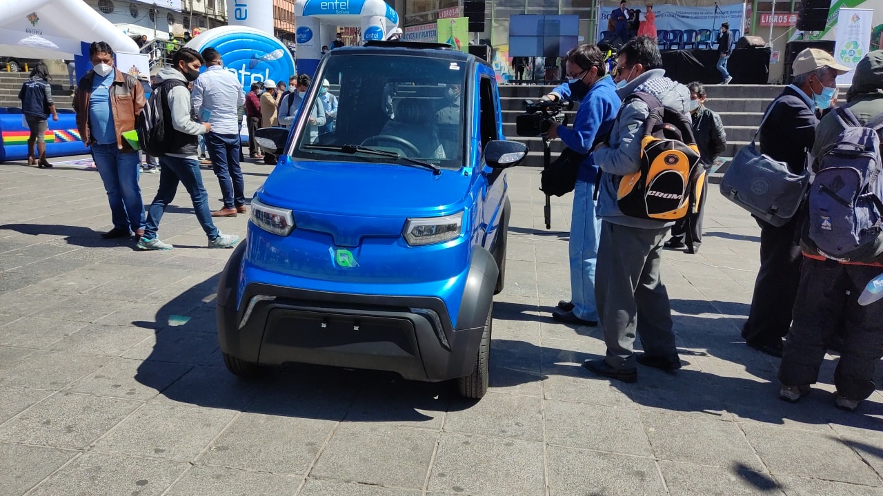 Presidente: Bolivia planifica fabricación de vehículos porque tiene los recursos necesarios para ser un país industrializador