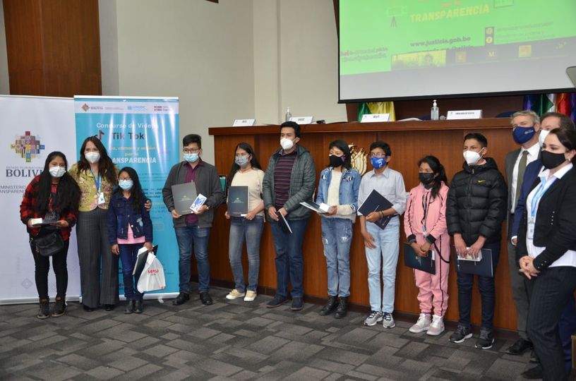 Premian a niños y adolescentes ganadores del concurso de TikTok “Luz, Cámara y Acción por la transparencia”