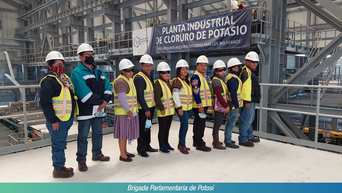 Parlamentarios de Potosí y Oruro visitan las plantas industriales de YLB