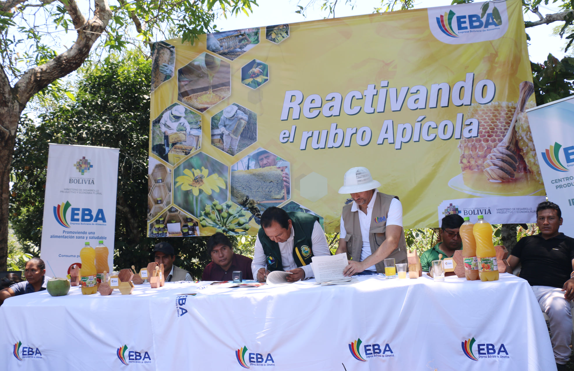 EBA y tres municipios paceños firman convenio para consolidar la reactivación los rubros apícola, frutícola y stevia