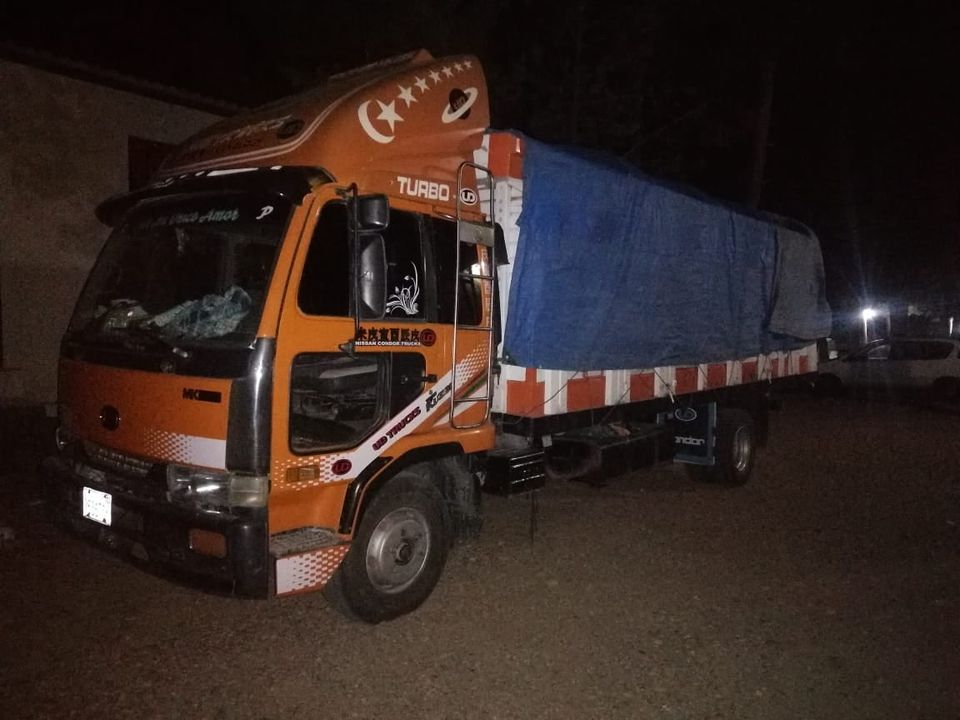 Efectivos militares incautan un camión con granos de lenteja de contrabando en Chua Cocani