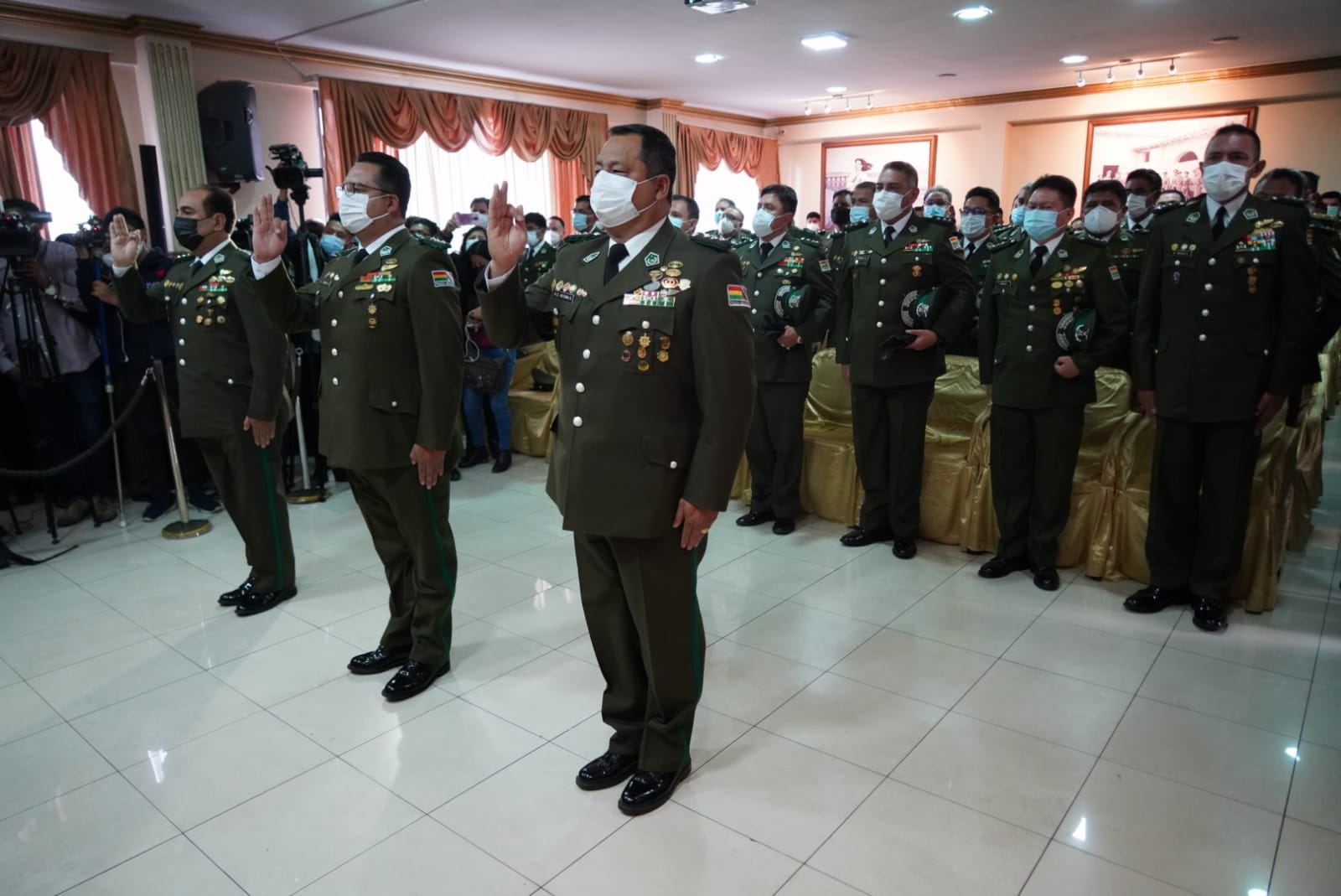 Ministro de Gobierno posesiona al Estado Mayor de la Policía y le pide servir al pueblo