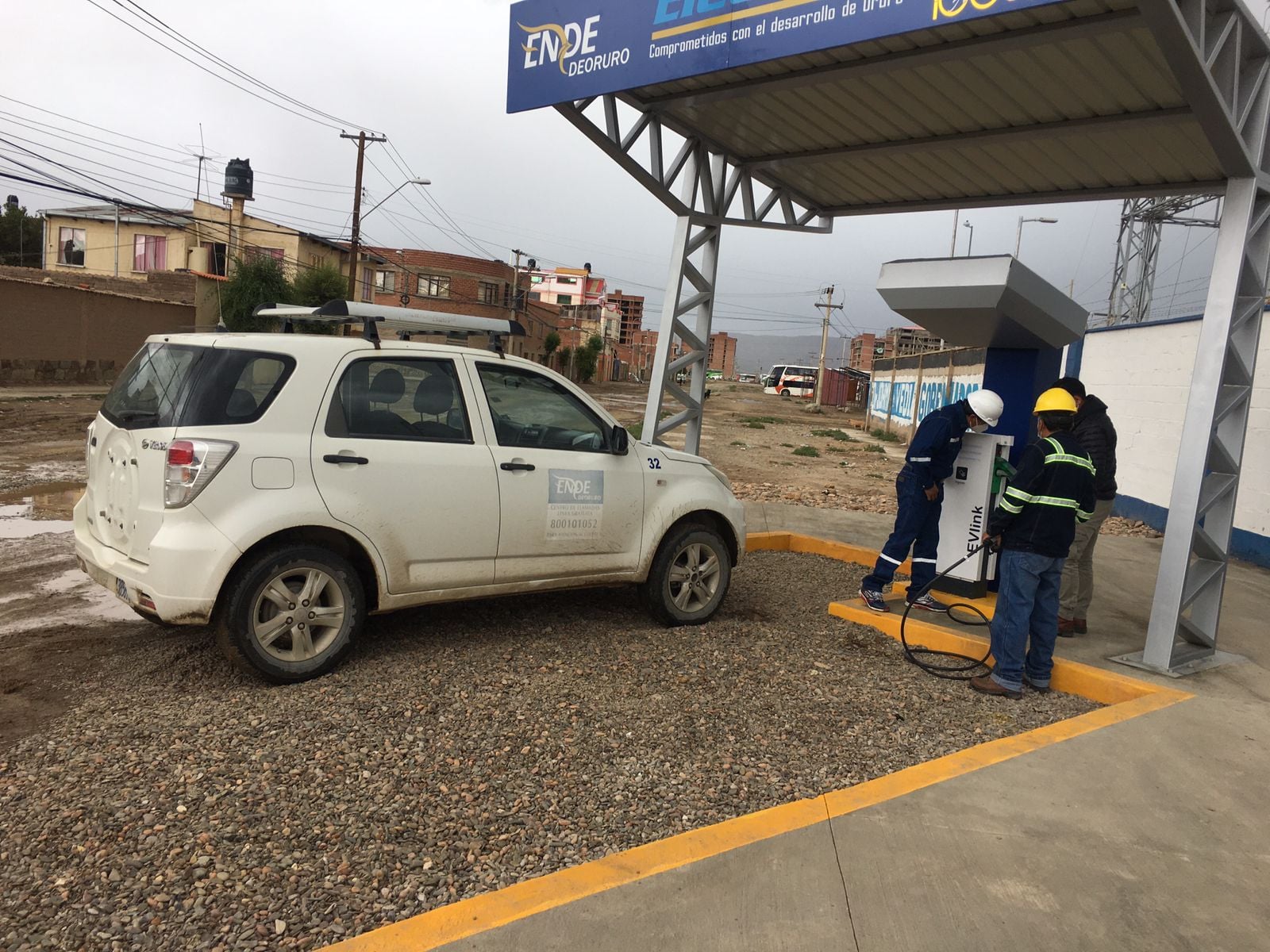 Arce inaugura una electrolinera en Oruro para incentivar el uso de vehículos eléctricos (adelanto)
