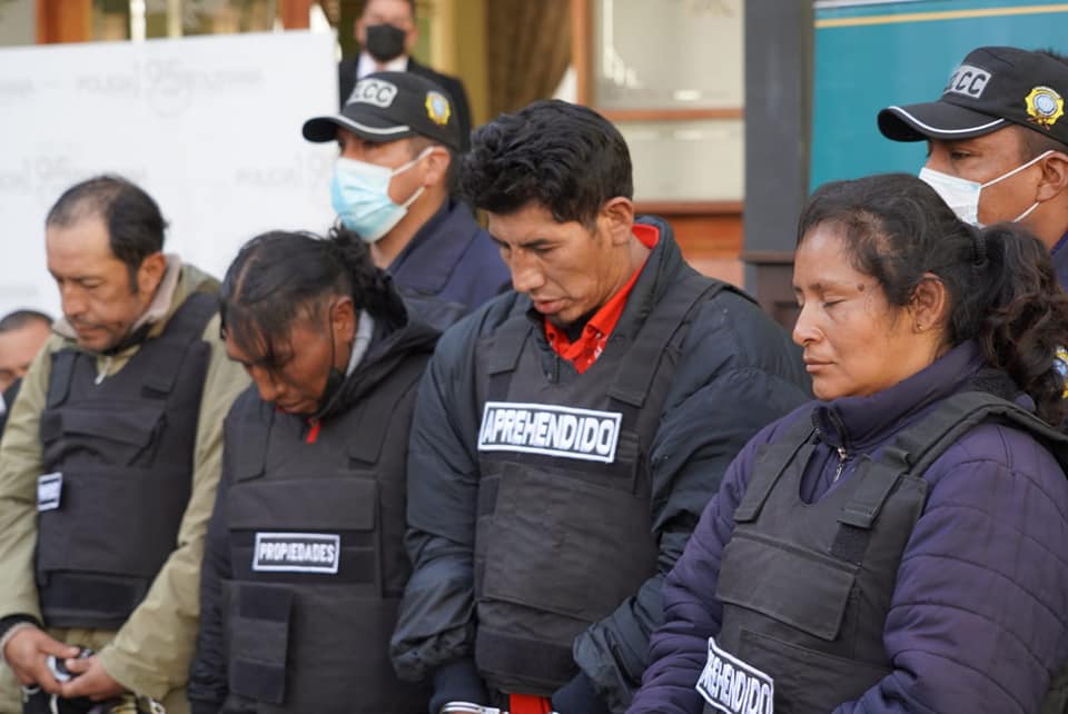 Policía presenta a presuntos delincuentes por amedrentar y robar en la plaza Alonso de Mendoza