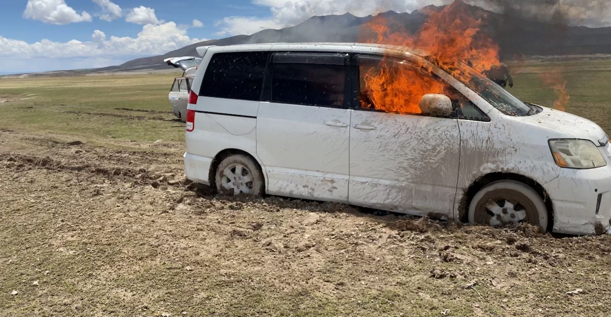 Militares comisan vehículos indocumentados, mercadería de contrabando e incineran tres motorizados