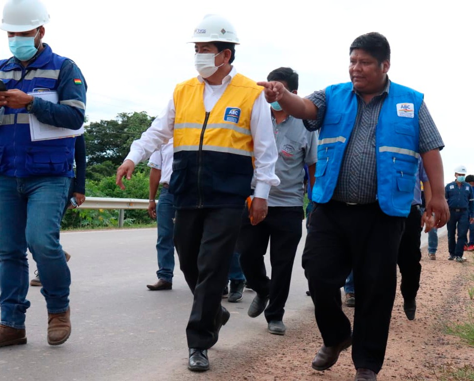 En su segundo día, ministro Montaño fiscaliza la construcción de carreteras en Santa Cruz