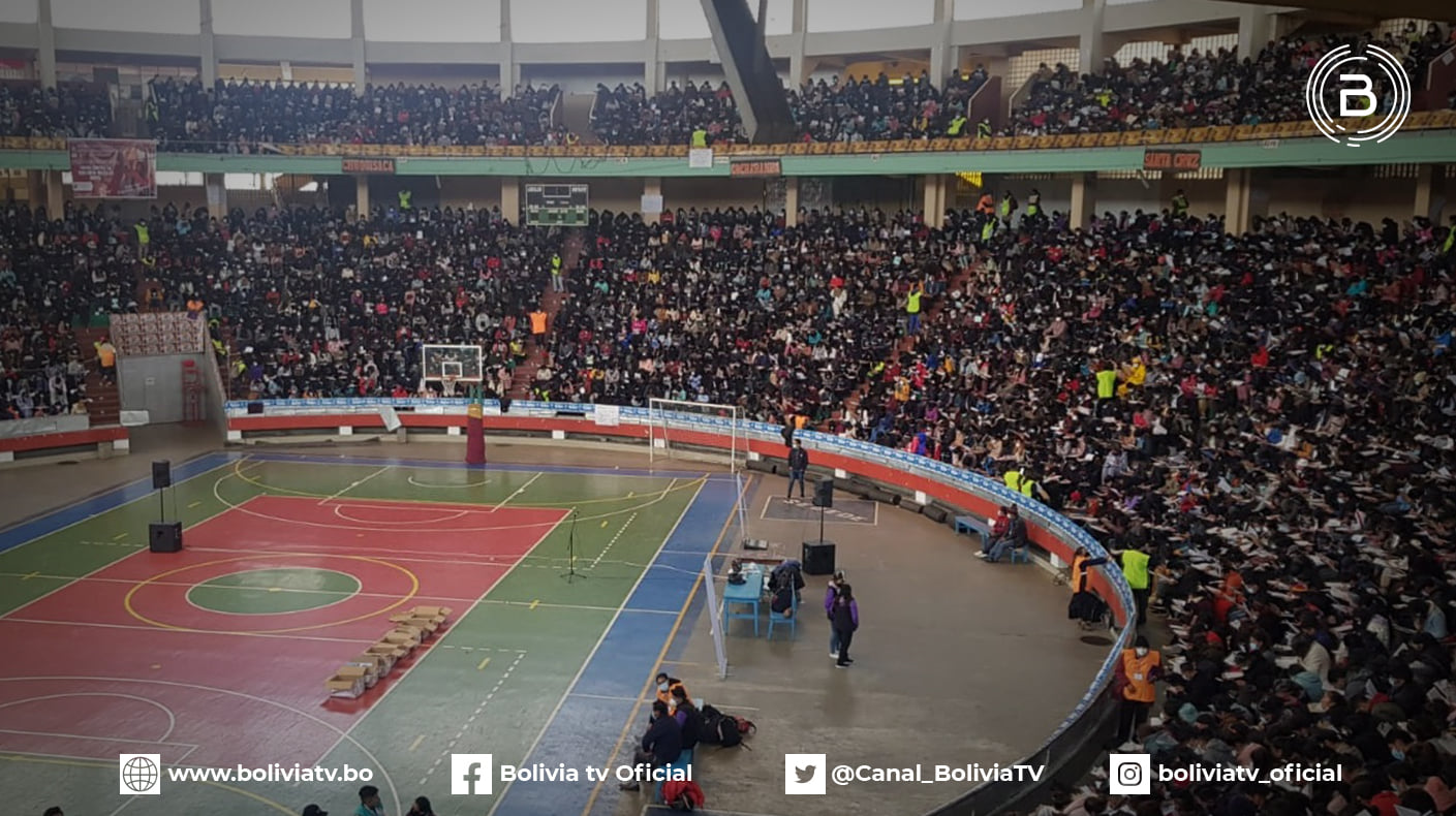 Postulantes rinden el examen para ingresar a las escuelas de formación de maestros en Bolivia