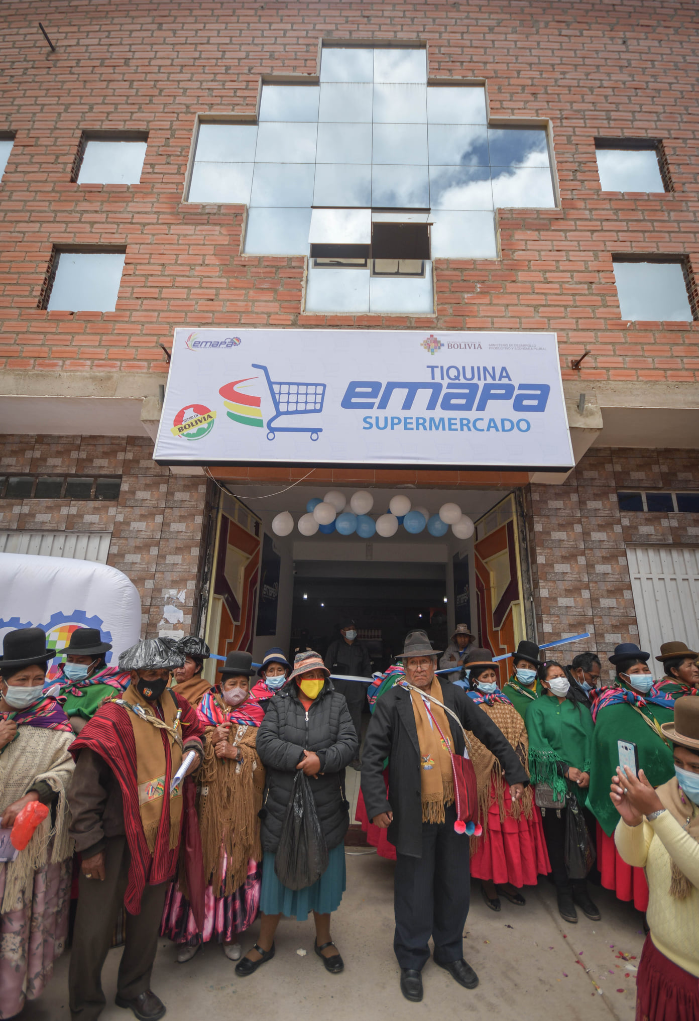 San Pedro de Tiquina inaugura un supermercado Emapa con productos a precio y peso justo